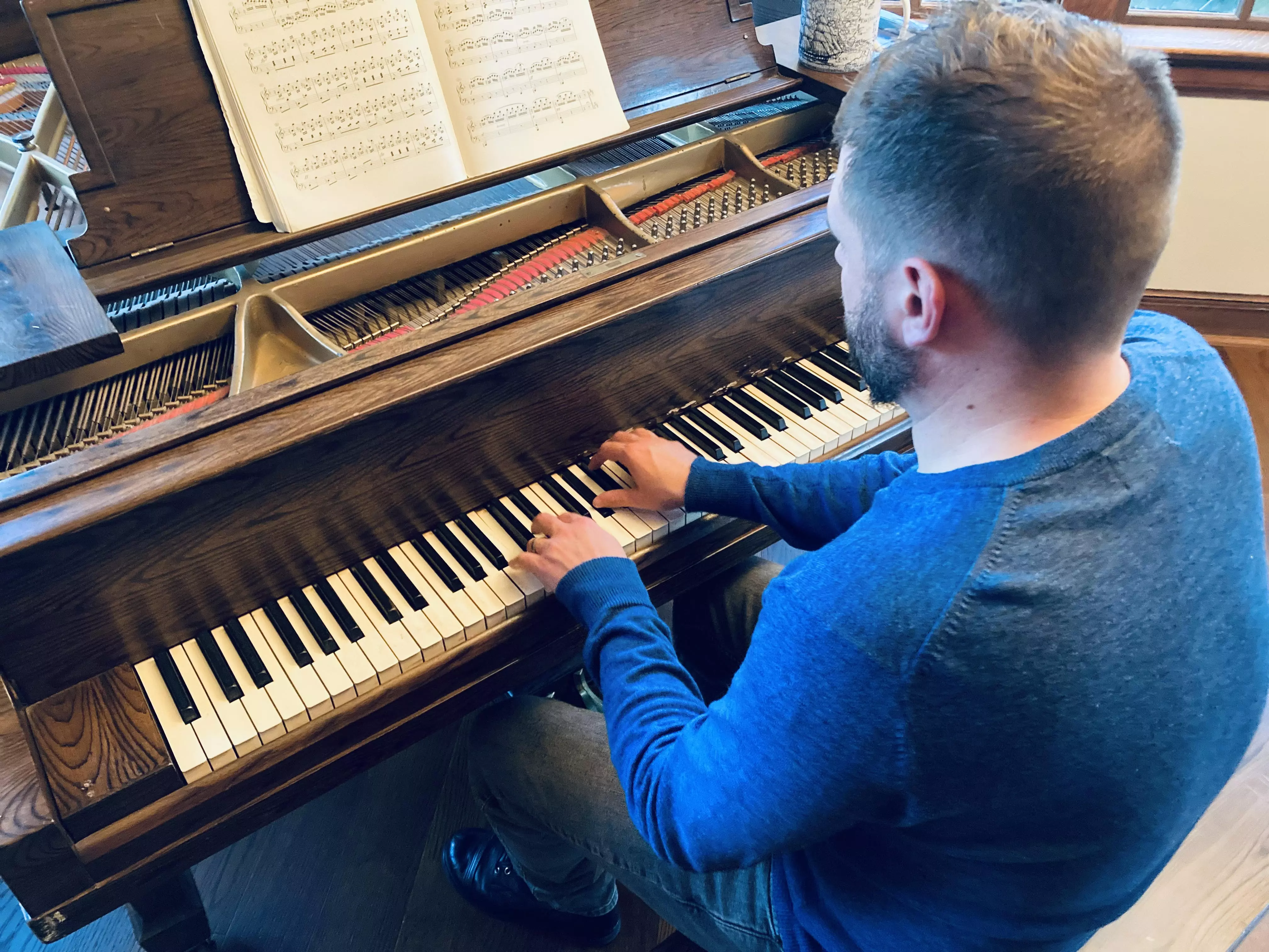 Picture of Jeff Rubleski by his piano